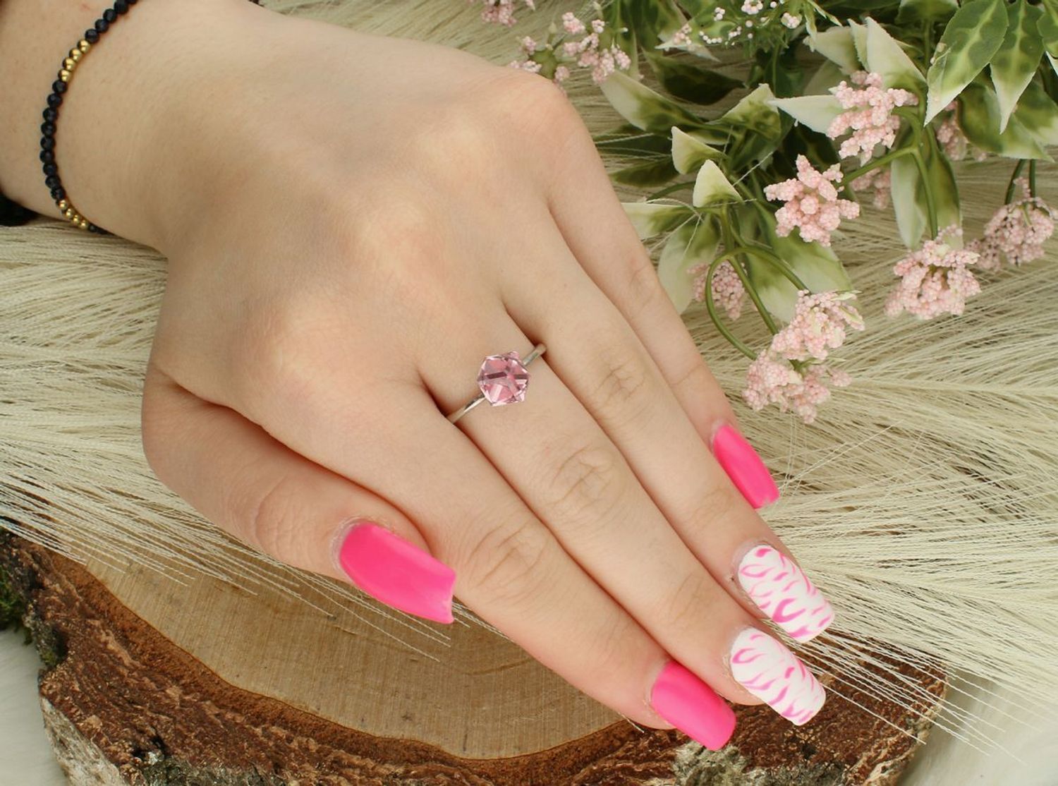 Pierścionek Swarovski Elements P 48418LR z różowym kryształem 8 mm, waga 2,42 g, szerokość szyny 2 mm. Subtelna i romantyczna biżuteria idealna na prezent.1.jpg